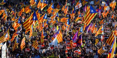 Miles marchan en Madrid en favor de los líderes independentistas  catalanes