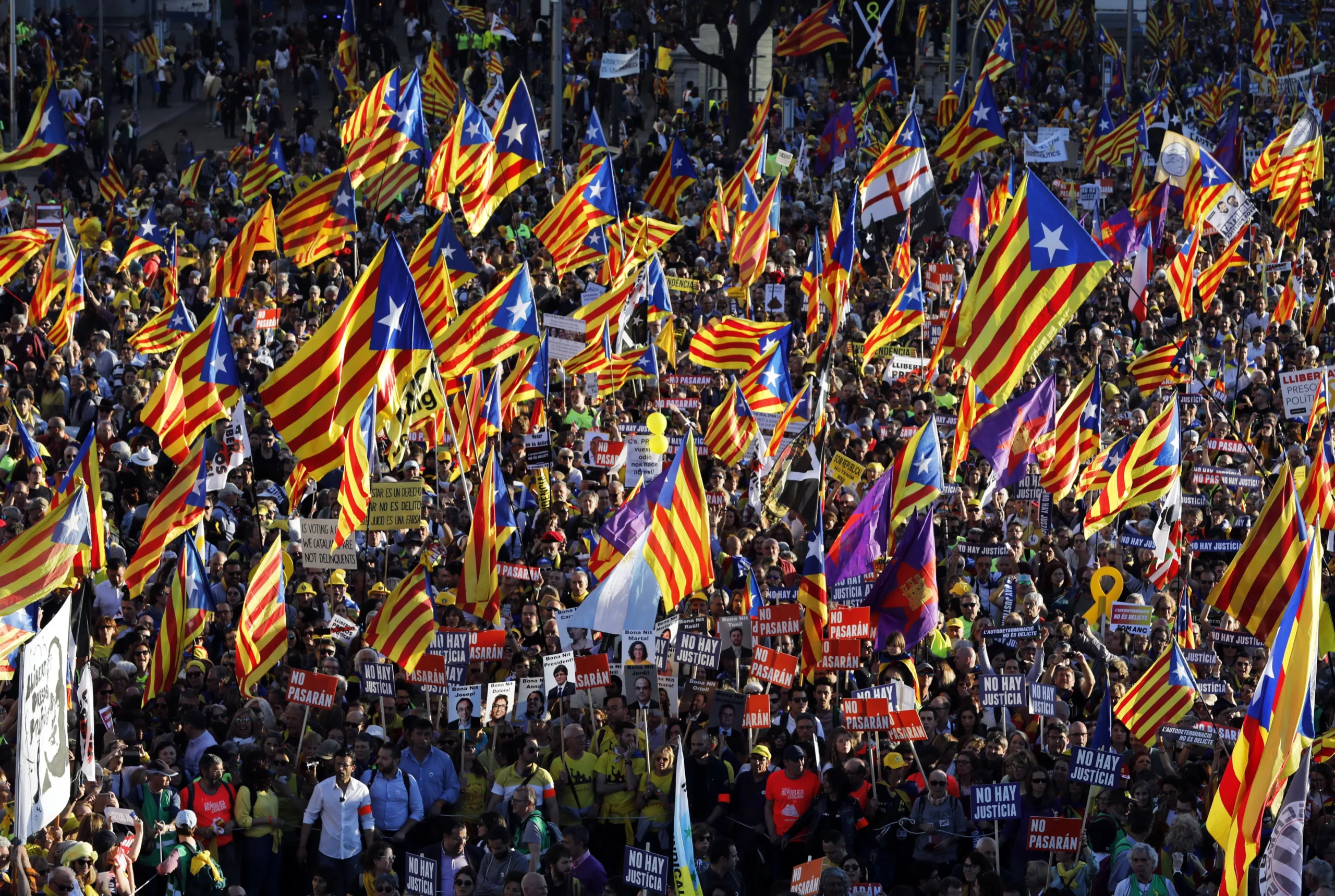 Miles marchan en Madrid en favor de los líderes independentistas  catalanes