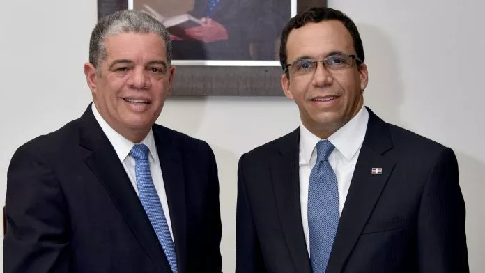 Andrés Navarro (izq.) sustituyó a Carlos Amarante Baret (der.) como ministro de Educación. Ambos aspiran a ser el candidato presidencial por el PLD.