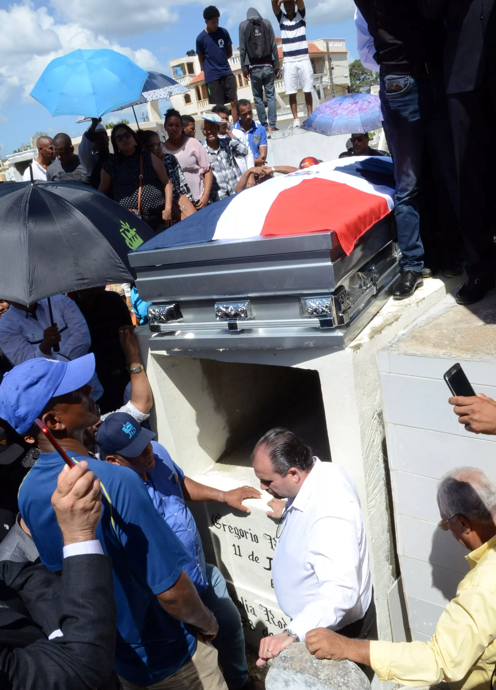 14. Los restos del compositor fueron sepultados en un humilde nicho en el cementerio Cristo de los Milagros.