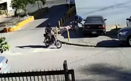 Video: Delincuentes lanzan mujer al suelo para robar su cartera