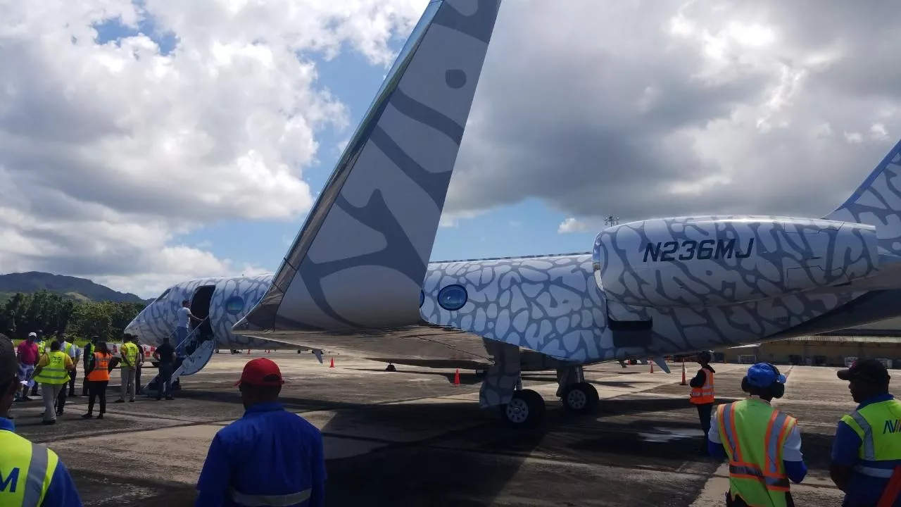 Michael Jordan llega con su familia en avión privado a Samaná