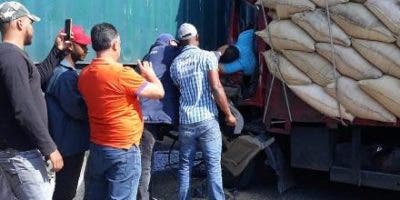 Choque entre patana y camión deja dos muertos en Autopista Duarte