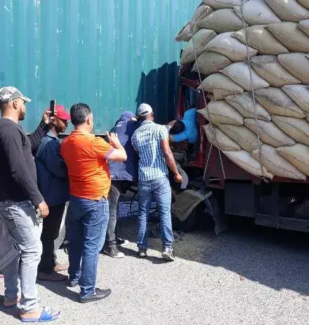 Choque entre patana y camión deja dos muertos en Autopista Duarte