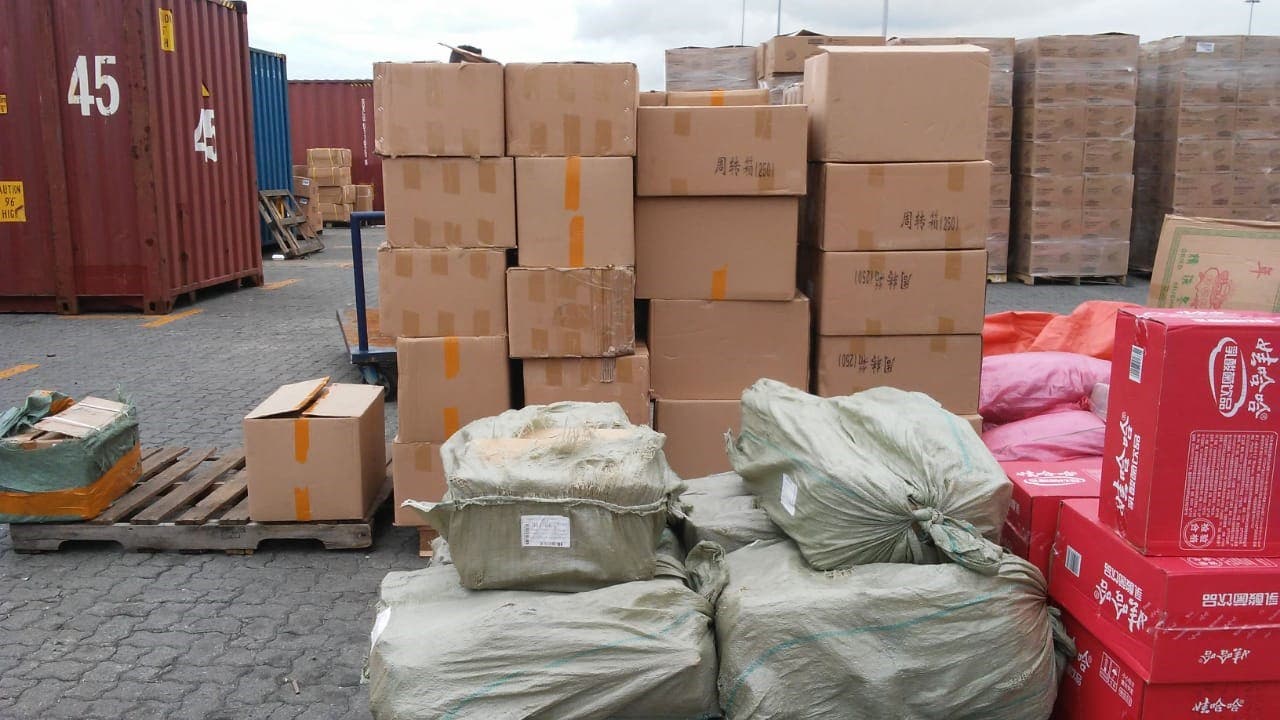 Aduanas decomisa un cargamento de medicamentos, cerveza y ron camuflados en productos para el hogar