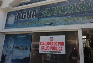 Salud Pública cierra tres plantas procesadoras de agua en Santo Domingo Este