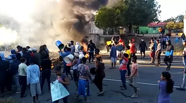 La desesperada búsqueda de agua en Caracas días después del apagón masivo