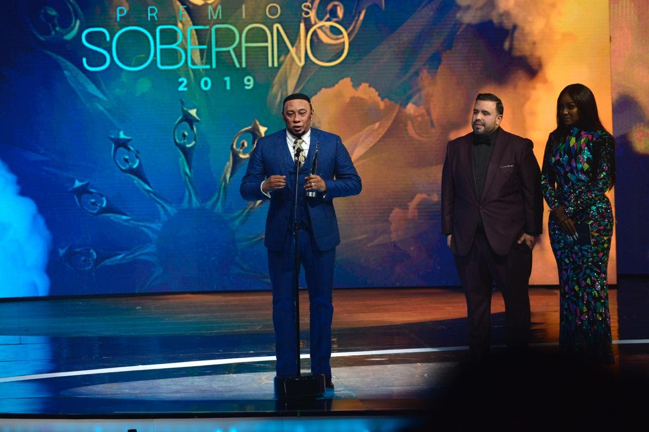 Anthony Santos se lleva una presea como Bachatero del Año en Premios Soberano