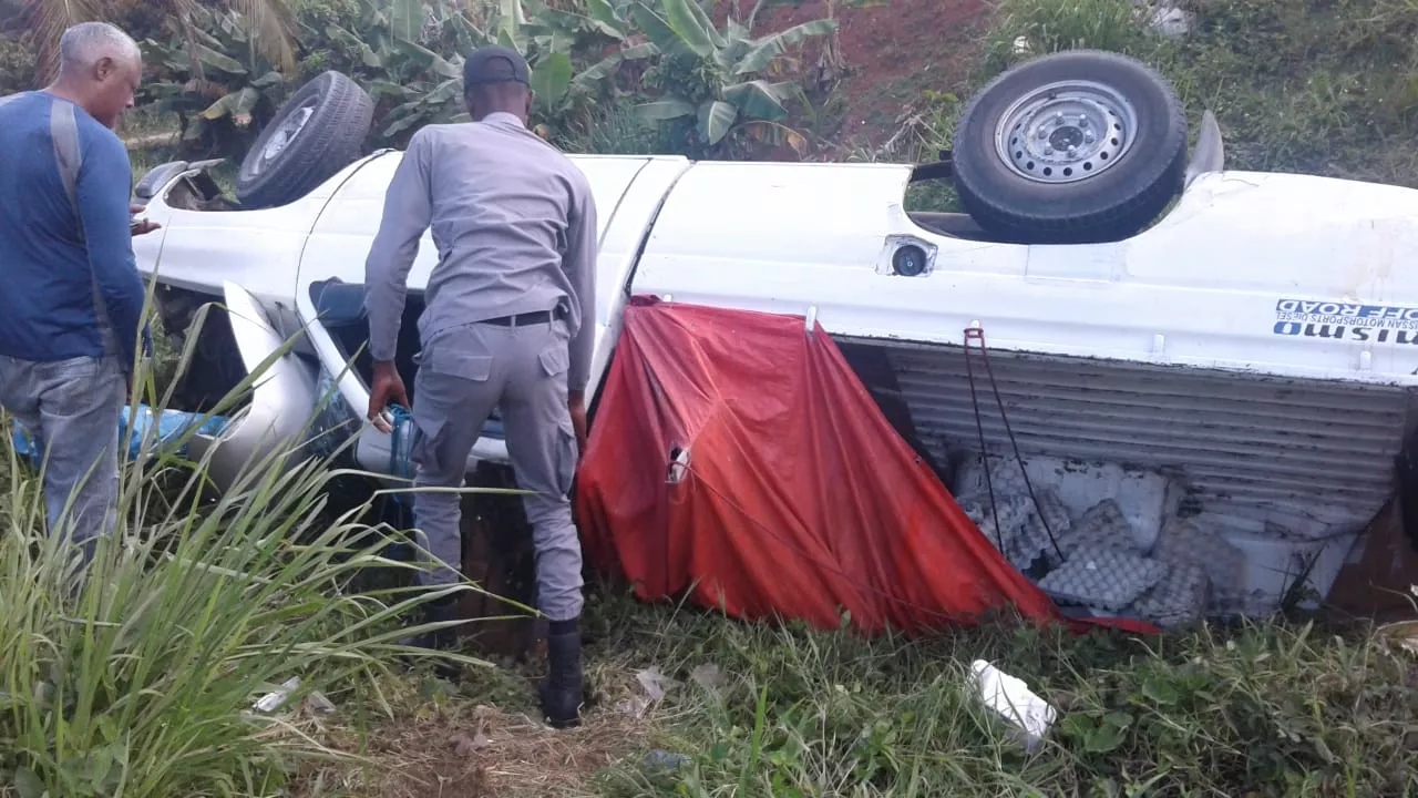 Dos heridos al volcarse camioneta en autopista Duarte