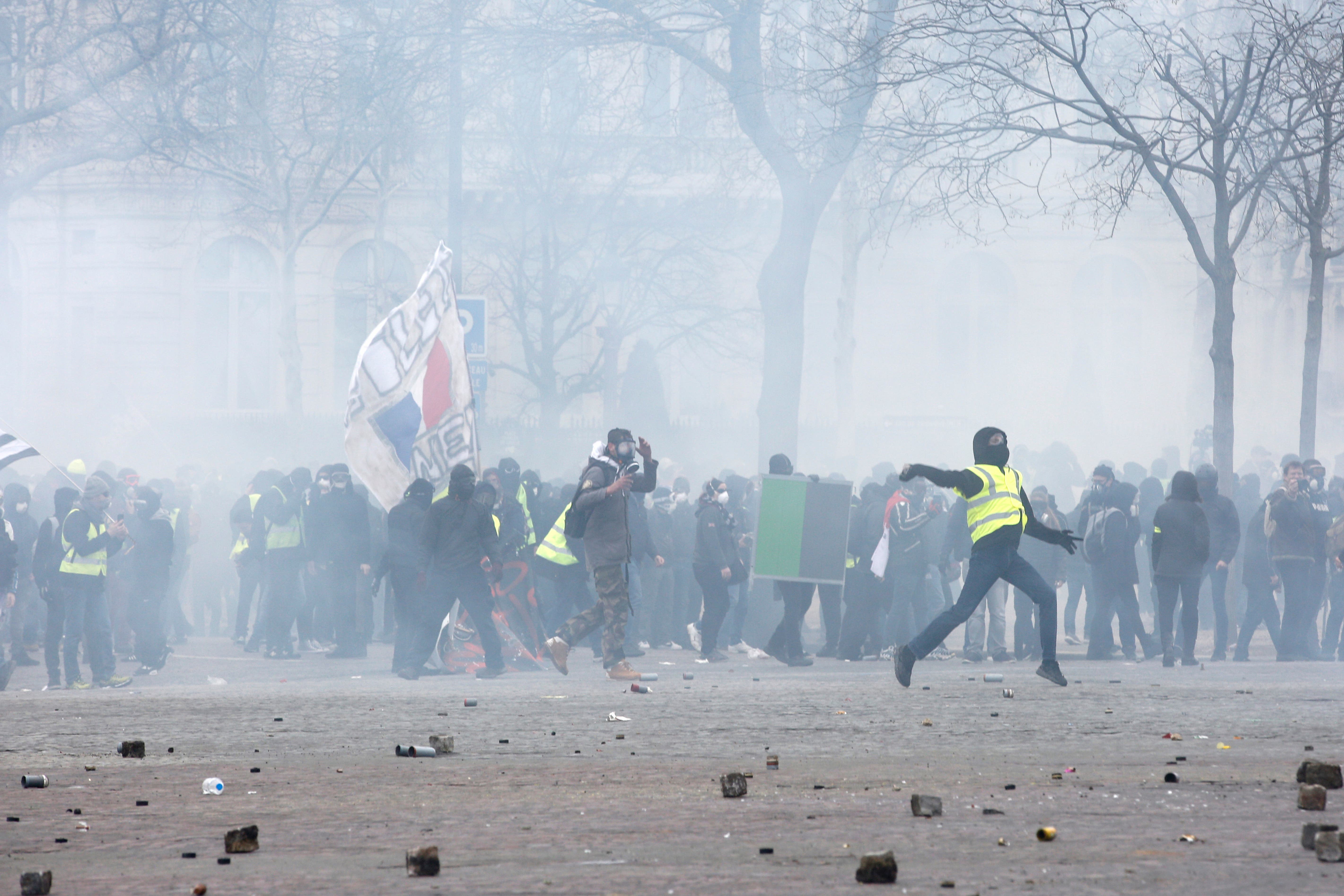 Chalecos amarillos se enfrentan a la policía en París