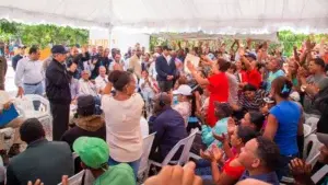 Presidente Medina promete ayuda a productores de El Peñón y Pescadería, Barahona