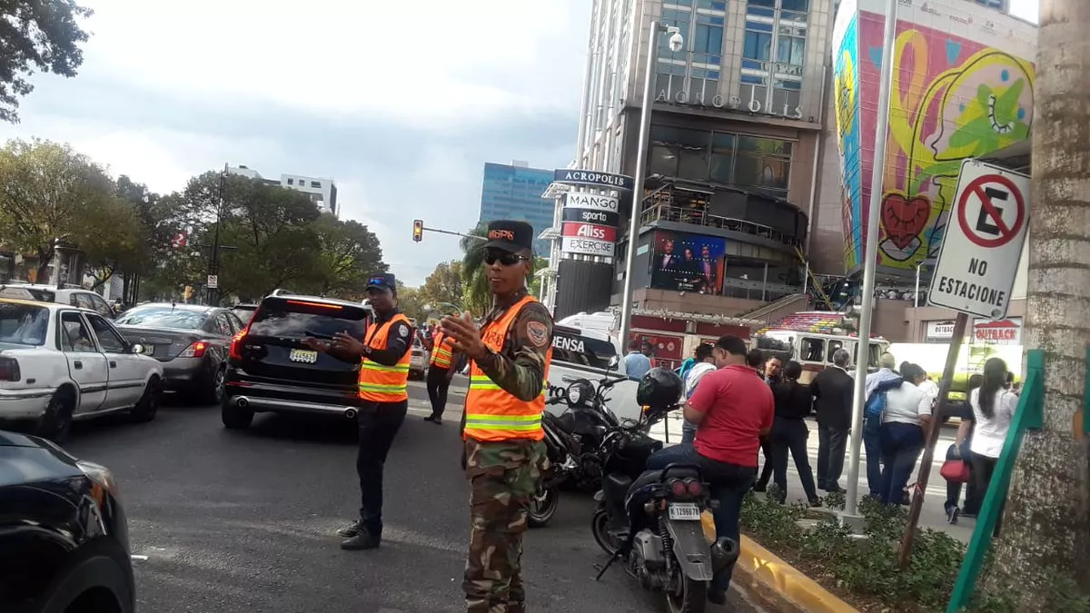 Fuego en bar de la plaza comercial Acrópolis Center fue sofocado