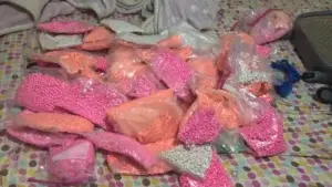 Ocupan más de 100 mil pastillas de éxtasis a un hombre y una sargento de la FARD