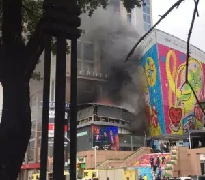 Fuego afecta en estos momentos la plaza comercial Acropolis Center