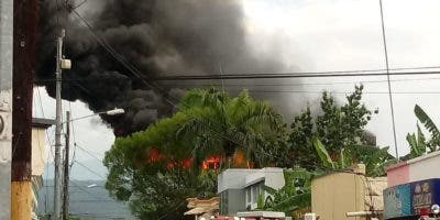Incendio afectó la tienda de electrodomésticos Multimuebles en La Vega