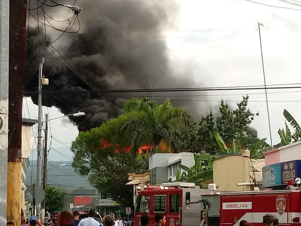 Incendio afectó la tienda de electrodomésticos Multimuebles en La Vega