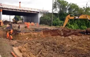 Fuga de agua desde una tubería habría provocado el hundimiento en la autopista Duarte