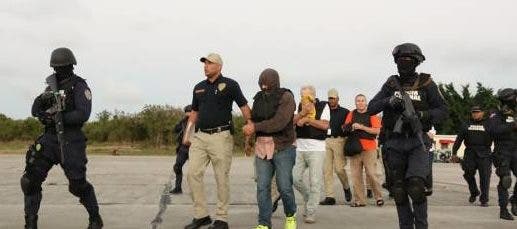 Seis italianos evadían justicia son deportados