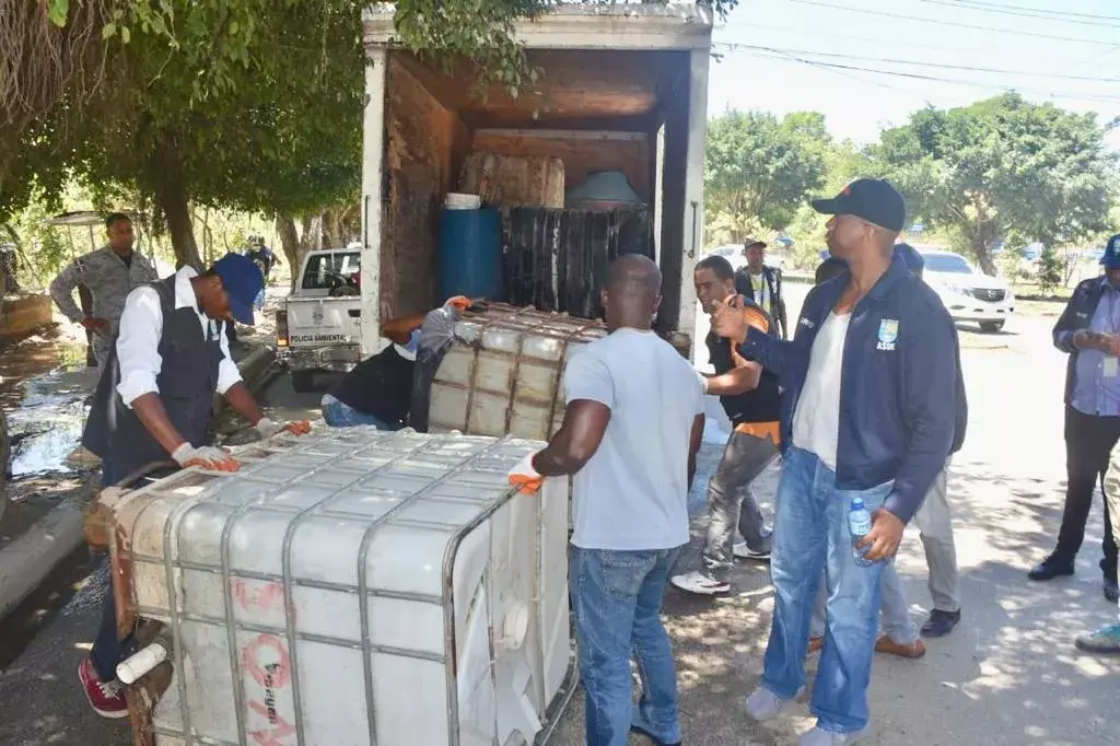 Alcaldía Santo Domingo Este interviene lavaderos improvisados de vehículos por sequía