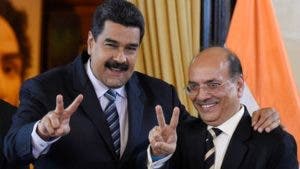 En una imagen de 2016, el presidente Maduro con el director de la compañía de gas de India entonces.