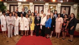 Presidente Medina entrega Medalla al Mérito a 14 mujeres por su labor en distintas áreas