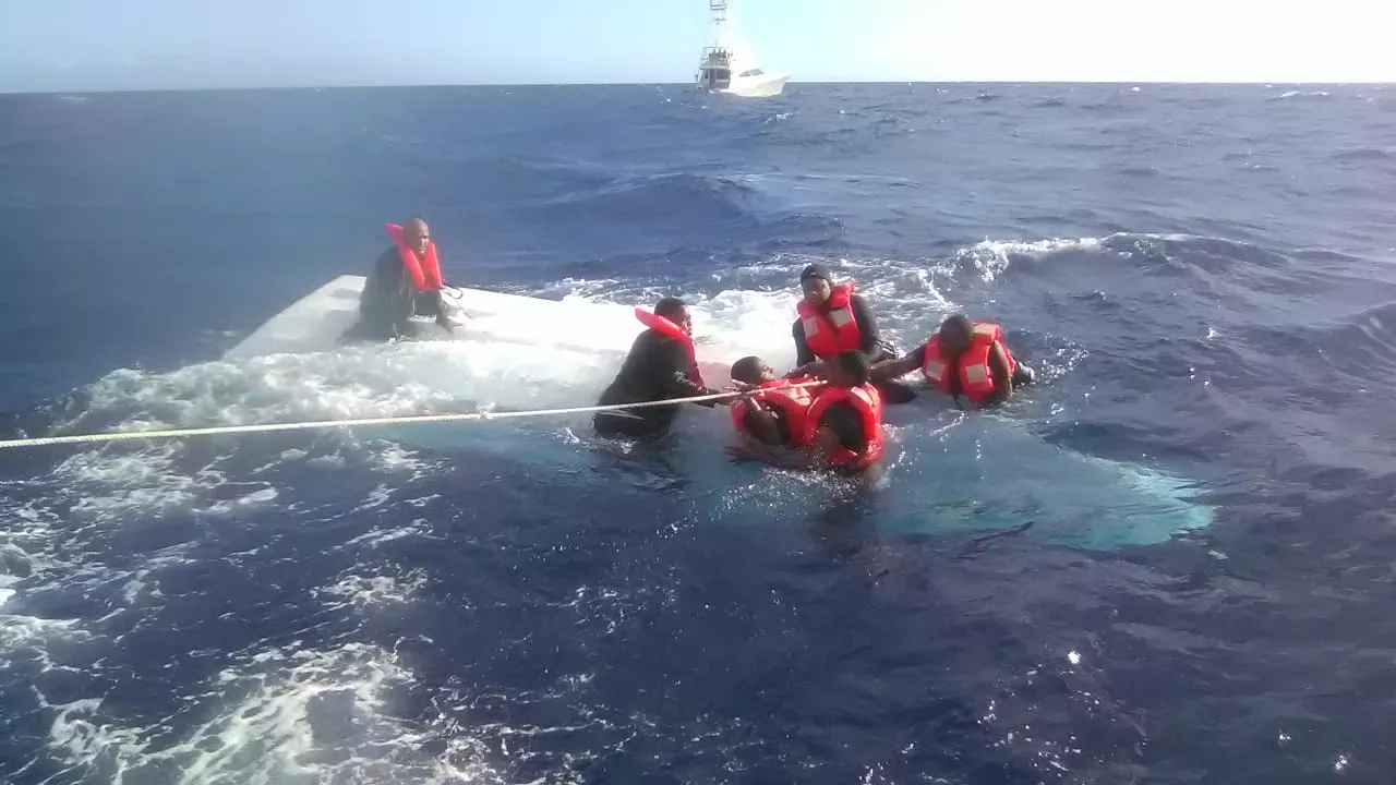 Un muerto y 15 personas rescatadas tras zozobrar una yola próximo a isla Catalina