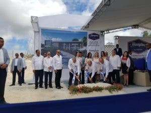 Presidente Danilo Medina asiste a primer palazo para Hampton by Hilton Punta Cana