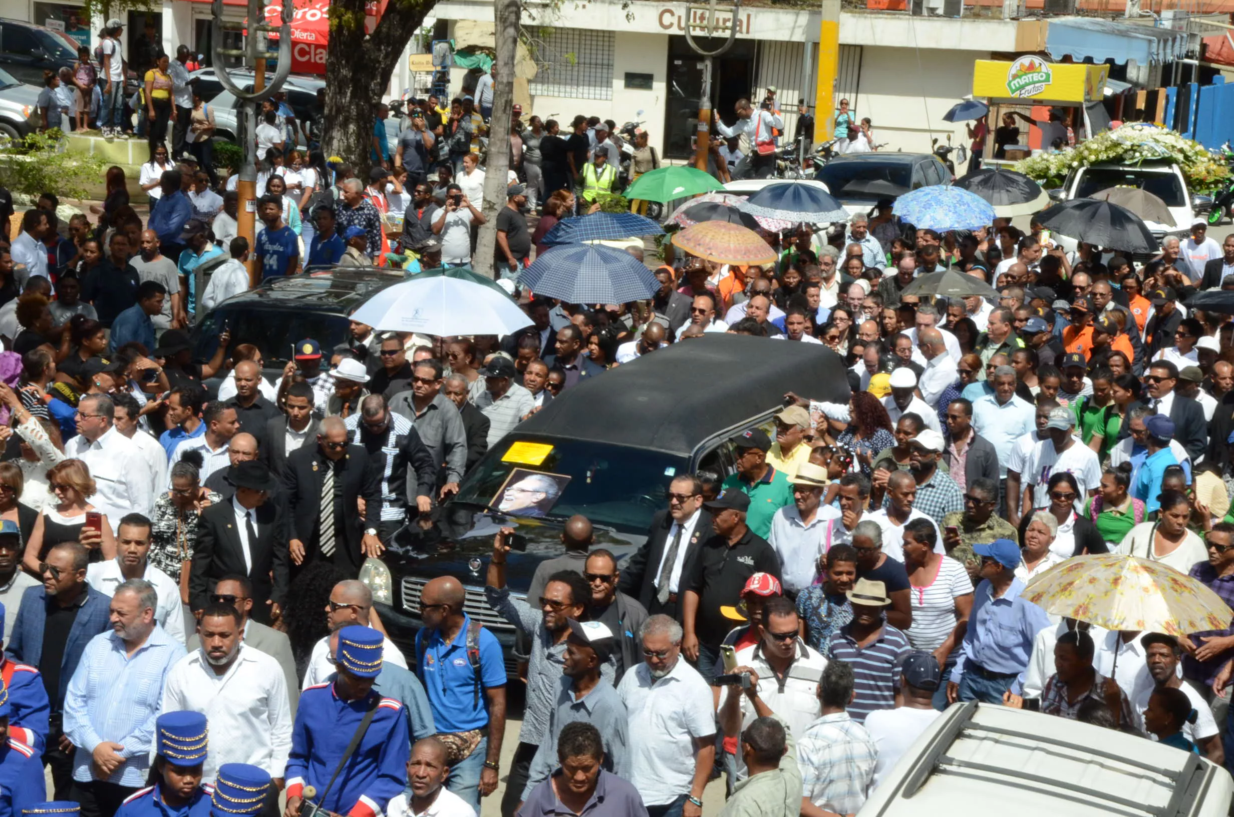 4. La multitud acompañó a Anthony Ríos hasta su morada final.