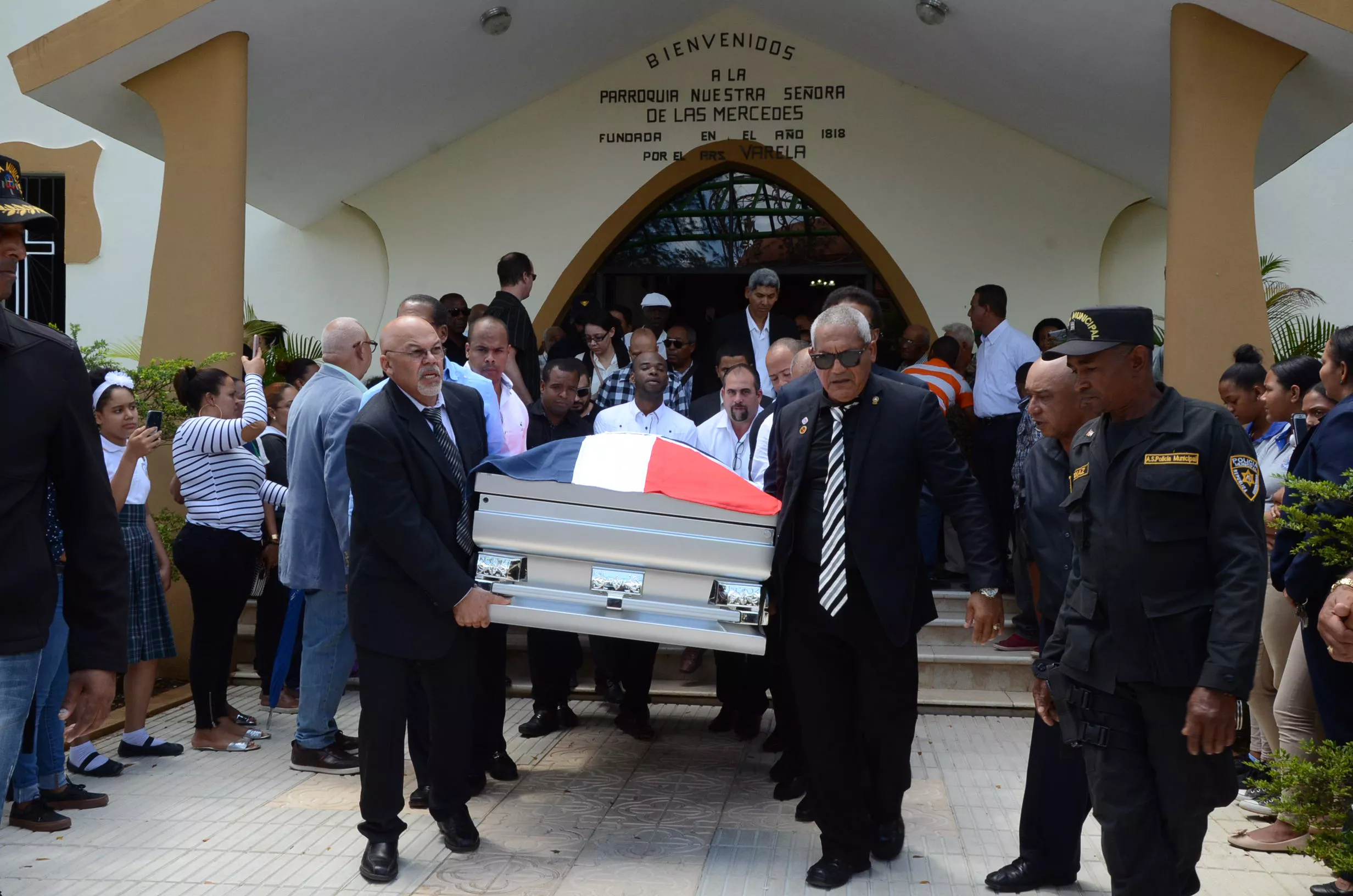 12. Luego de la misa, el cuerpo féretro fue trasladado al cementerio.