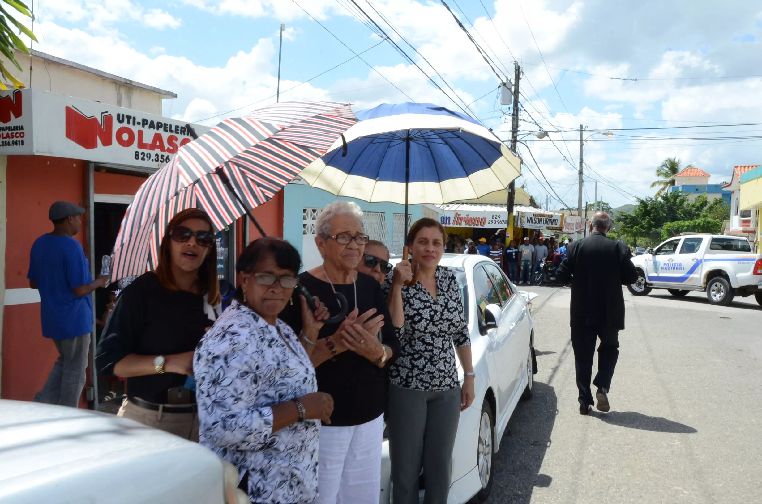 8. La gente se mantuvo de pie en las calles y frente a sus hogares viendo pasar el carro fúnebre.