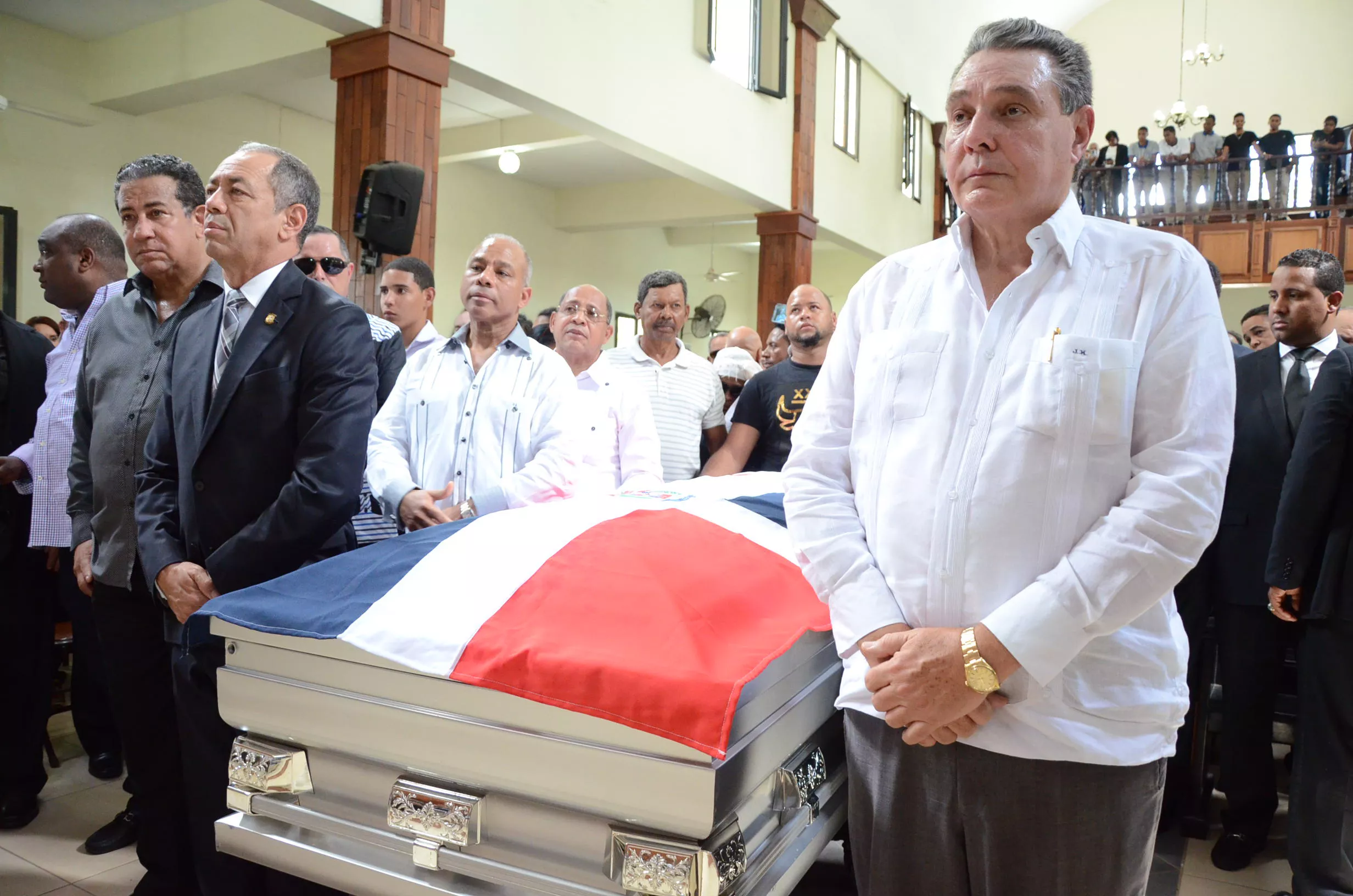 10. Diversas personalidades hicieron guardia de honor ante el ataúd.