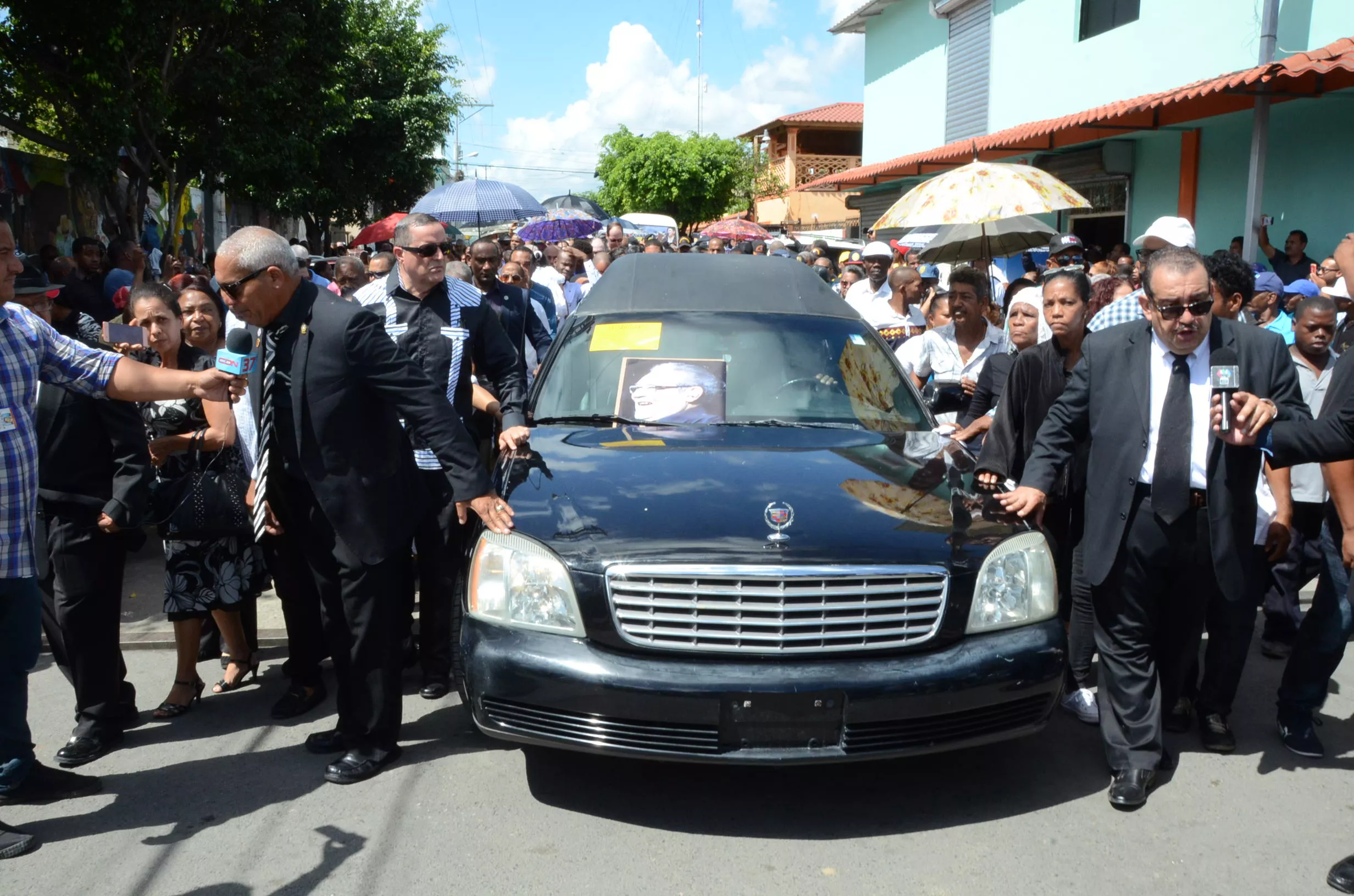 1. El carro fúnebre en que eran trasladados los restos de Anthony Ríos partió desde la funeraria a las 2:00 de la tarde.