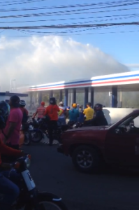 Video: Rotura de tubería de agua detiene tránsito y provoca daños en estación de GLP en circunvalación de Santiago