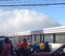 Video: Rotura de tubería de agua detiene tránsito y provoca daños en estación de GLP en circunvalación de Santiago