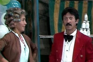 Abraham Stavans  junto a Florinda Mesa en una escena de El Chavo del 8.