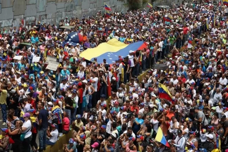 Venezolanos se dividen en las calles de Venezuela en medio de apagones