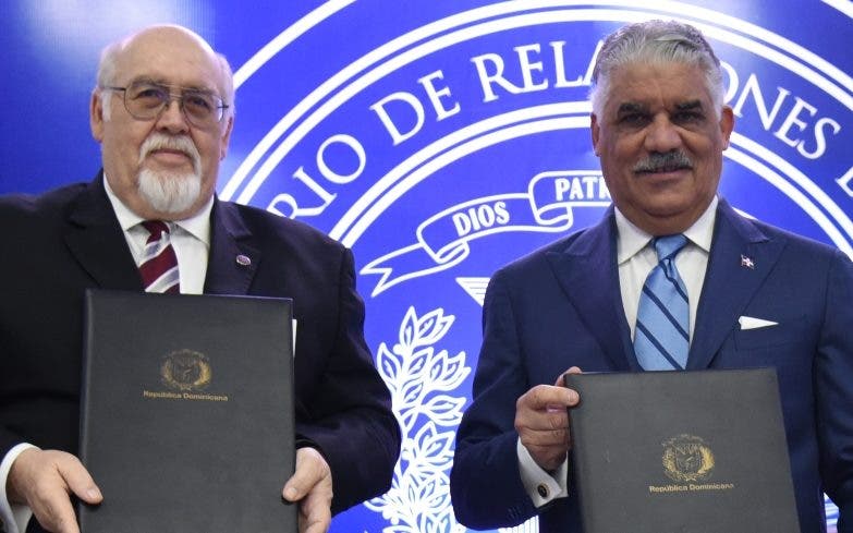 Pablo Arenaz y  Miguel Vargas firman acuerdo.  fuente externa