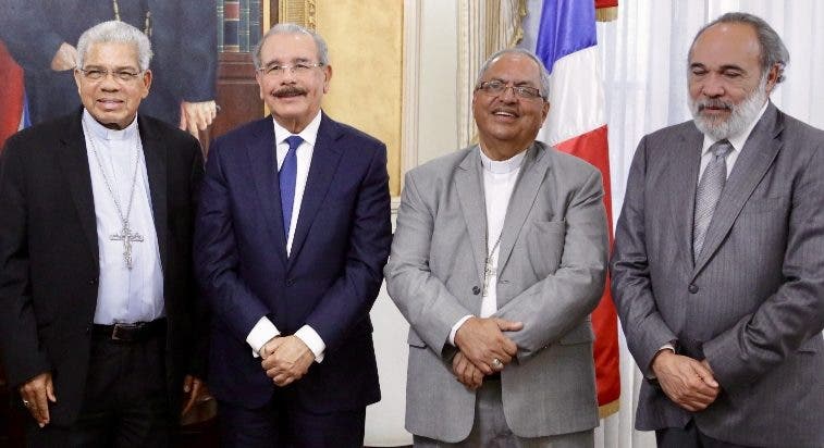 Danilo Medina habla con Francisco Ozoria de varias obras
