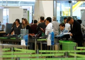 Una huelga de seguridad prolonga las esperas en el aeropuerto de Madrid