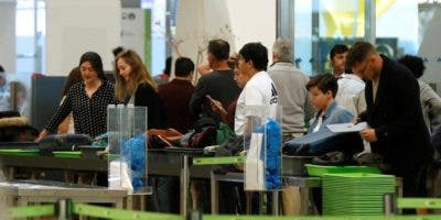 Una huelga de seguridad prolonga las esperas en el aeropuerto de Madrid