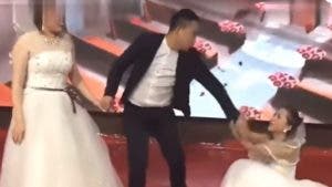 Video: Mujer vestida de novia interrumpe boda de su ex para rogarle que vuelva con ella