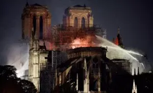 Un incendio envuelve la catedral de Notre Dame