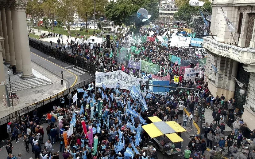 Los sindicatos se lanzan contra Macri