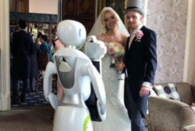 Pareja contrata robot para hacer fotos de su boda