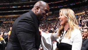 Renuncia de Magic Johnson conmociona a la NBA