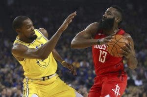 Durant gana duelo a Harden; Celtics silencian a Antetokounmpo y toman ventaja