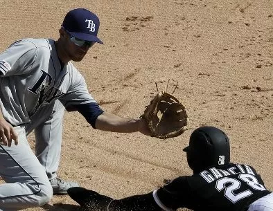 Willy Adames y  Leury García  dan doble y dos sencillos