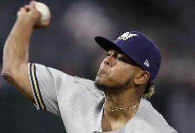 Lanzador Freddy Peralta, lesionado; Marlins sube a Jarlin García