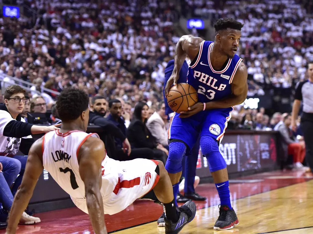 Philadelphia arrebata victoria a los Raptors y empata la serie