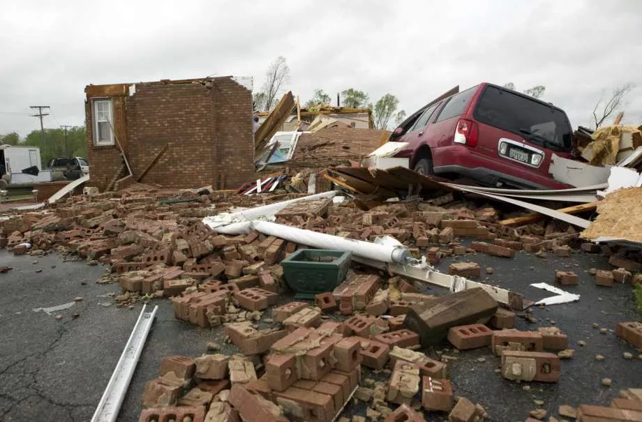 Muere niña en Florida tras caer árbol encima de su casa, tormentas azotan el sur de EEUU;